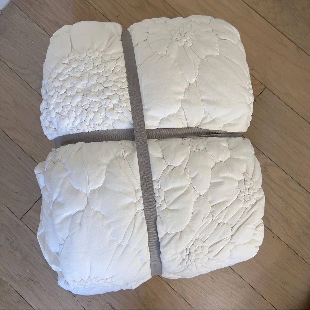 Anthropologie Dahlia Cotton Jersey Floral Quilt in White - Twin Size Bed - Picture 6 of 7